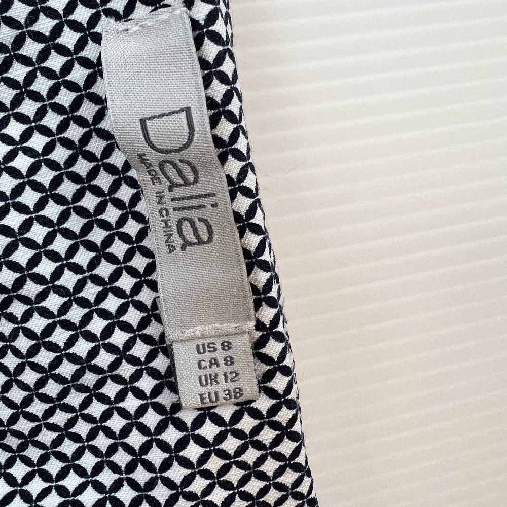 Dalia Black and White Houndstooth Pull On Skinny Capri Pants, Size 8 - Picture 3 of 13